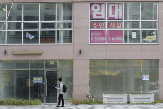 1일 오후 세종시 상가 모습. 임차인 구하는 광고가 곳곳에 붙어 있다. 전국 7개 주요 도시 중 세종시 상가 공실률이 가장 높아 빈 상가가 속출하고 있다. 한편 정부는 신도시 등 공공주택지구의 상가 공실 문제가 심각한 수준이라고 보고  상가 비율을 축소하는 방안을 검토하고 나섰다.